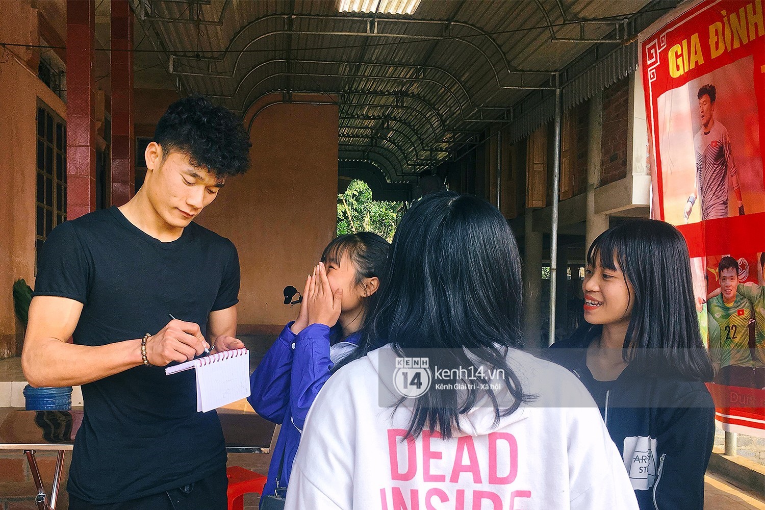 Anh em Tiến Dũng U23 về nhà ăn Tết, mua tivi mới cho gia đình vì muốn chúng con đá ở đâu, bố mẹ cũng có thể nhìn thấy